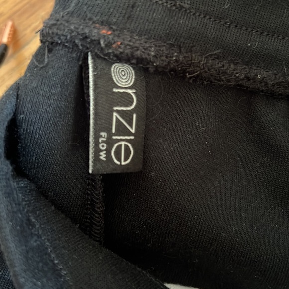 Onzie Sweats - Picture 4 of 7